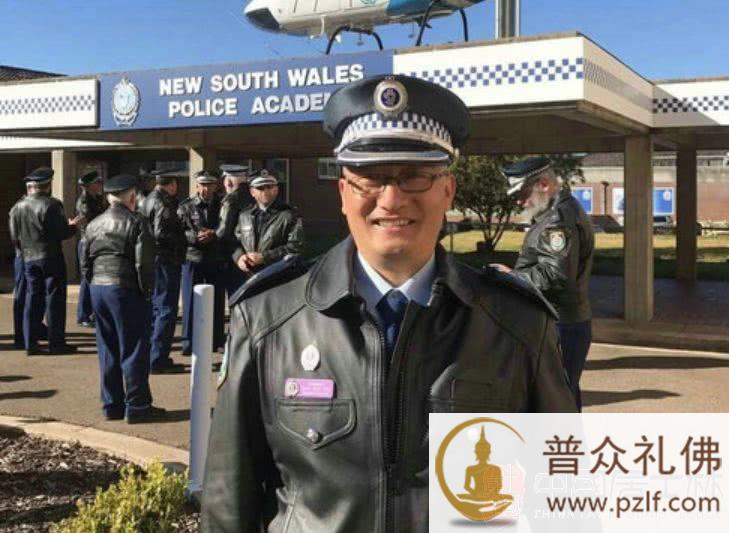 穿上警服的般若法师.jpg